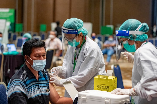 Indonesia huy động nguồn lực doanh nghiệp đẩy mạnh việc tiêm vaccine - Ảnh 2.