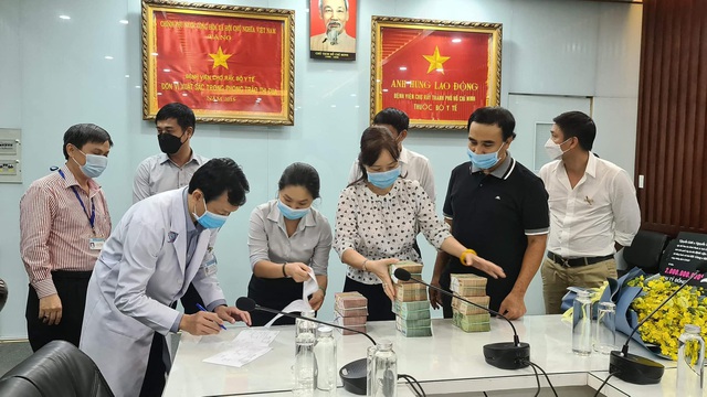 Diễn viên Quyền Linh và những người bạn ủng hộ Bắc Giang và Bệnh viện K 2 tỷ đồng - Ảnh 2.