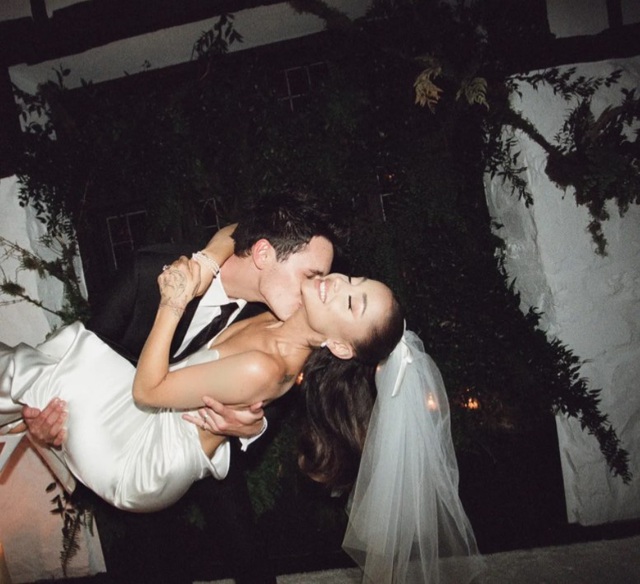Ảnh cưới của Ariana Grande được hé lộ, đẹp như cổ tích - Ảnh 10.