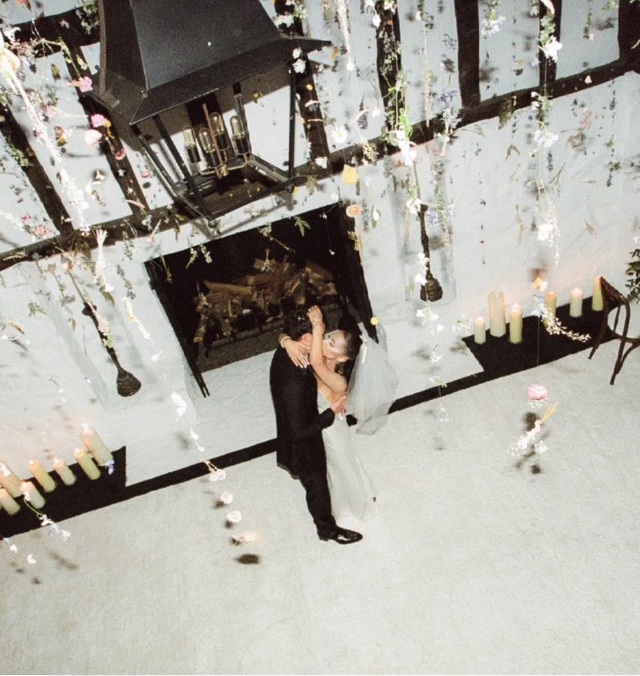 Ảnh cưới của Ariana Grande được hé lộ, đẹp như cổ tích - Ảnh 4.