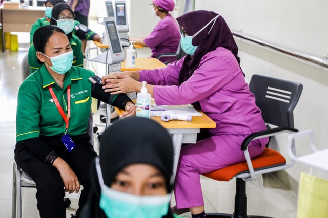 Indonesia huy động nguồn lực doanh nghiệp đẩy mạnh việc tiêm vaccine - Ảnh 1.