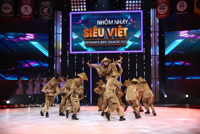 Nhóm nhảy của Quang Đăng chơi nổi trong không gian ma mị - Ảnh 1.