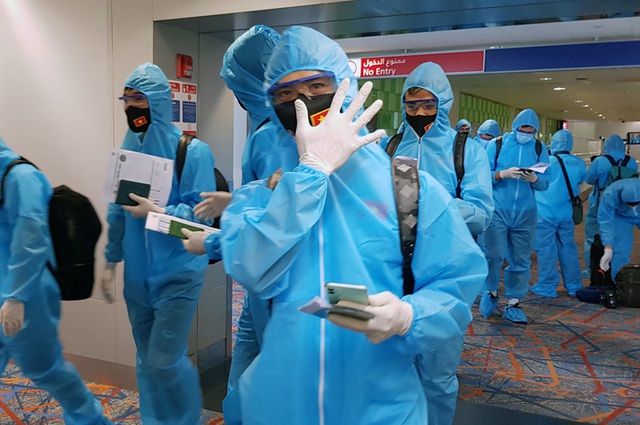 ĐT Việt Nam làm thủ tục nhập cảnh Dubai trong trang phục bảo hộ phòng ngừa COVID-19 - Ảnh 1.