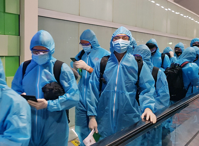 ĐT Việt Nam làm thủ tục nhập cảnh Dubai trong trang phục bảo hộ phòng ngừa COVID-19 - Ảnh 2.
