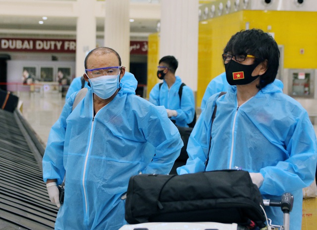 ĐT Việt Nam làm thủ tục nhập cảnh Dubai trong trang phục bảo hộ phòng ngừa COVID-19 - Ảnh 7.