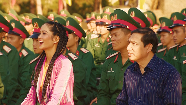 Hoa hậu HHen Niê và nghệ sĩ Quang Thắng chơi hết mình trong Chúng tôi chiến sĩ 2021 - Ảnh 3.