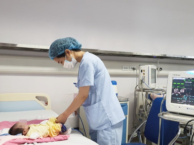 Phẫu thuật cứu sống bé sơ sinh mắc bệnh lý tim bẩm sinh phức tạp - Ảnh 1.
