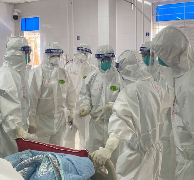 Đội phản ứng nhanh Bệnh viện Chợ Rẫy túc trực ngày đêm điều trị bệnh nhân COVID-19 nặng tại Bắc Giang - Ảnh 1.
