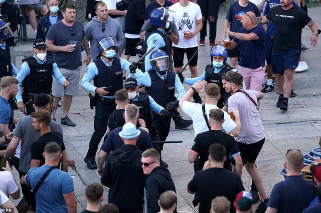 Bạo loạn trước chung kết UEFA Champions League - Ảnh 17.