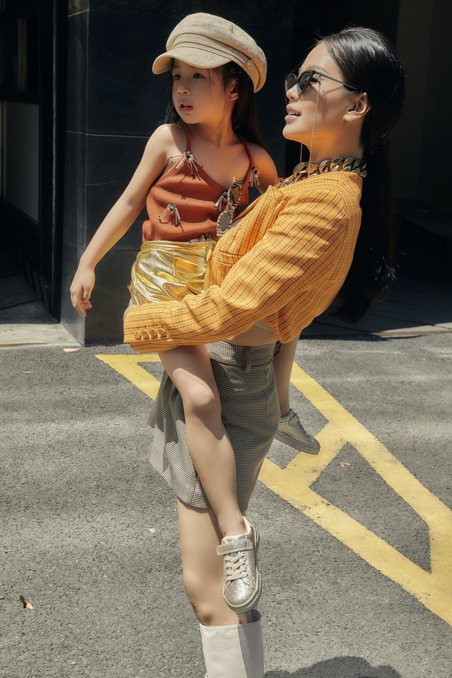 Mẹ con Á hậu Diễm Trang “chất lừ” trong bộ ảnh streetstyle - Ảnh 2.