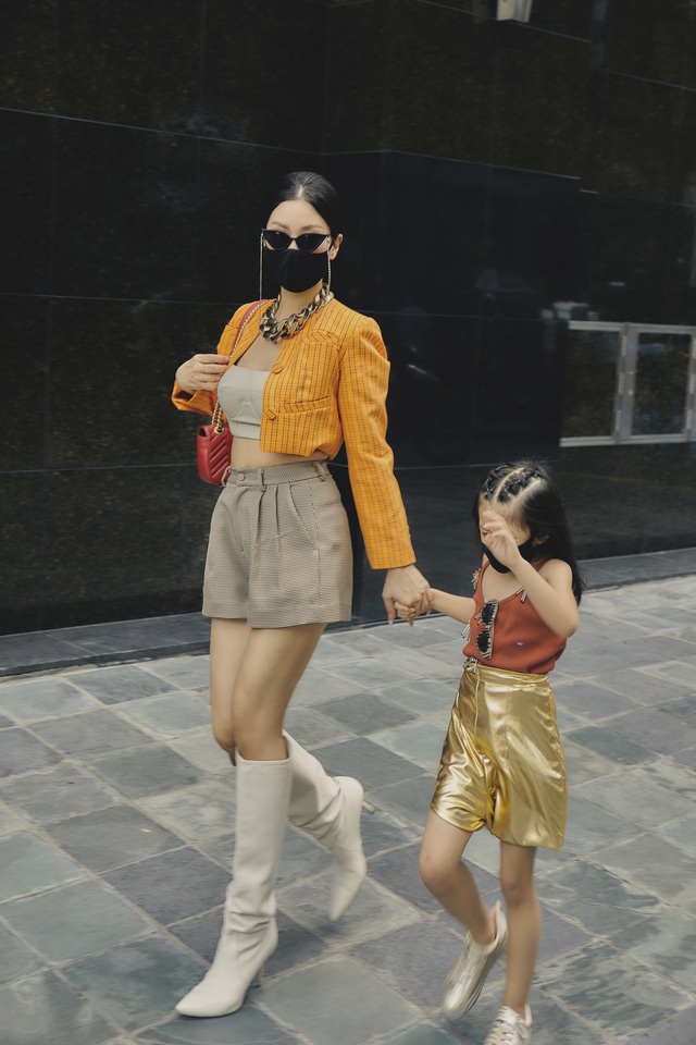 Mẹ con Á hậu Diễm Trang “chất lừ” trong bộ ảnh streetstyle - Ảnh 1.