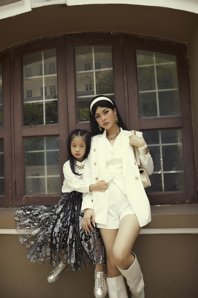 Mẹ con Á hậu Diễm Trang “chất lừ” trong bộ ảnh streetstyle - Ảnh 4.