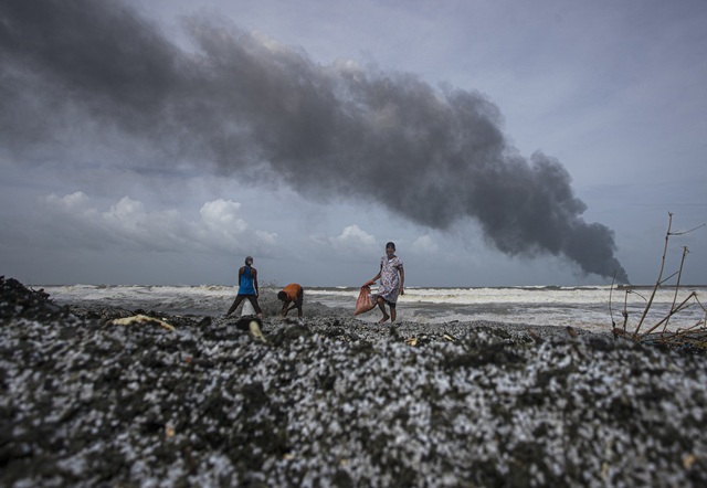 Sri Lanka xử lý vụ cháy tàu biển gây hậu quả môi trường nghiêm trọng - Ảnh 1.