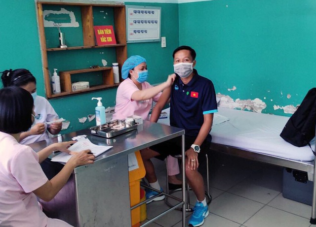 ĐT Futsal Việt Nam được tiêm vắc xin phòng COVID-19, chuẩn bị đá play-off tranh vé dự World Cup tại UAE - Ảnh 2.
