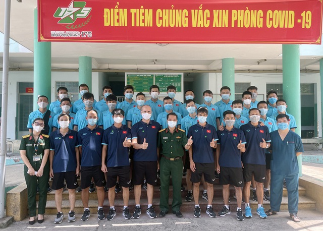ĐT Futsal Việt Nam được tiêm vắc xin phòng COVID-19, chuẩn bị đá play-off tranh vé dự World Cup tại UAE - Ảnh 6.