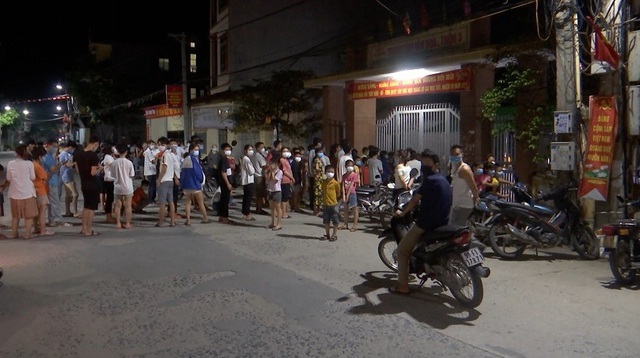Trắng đêm lấy mẫu xét nghiệm tại ổ dịch xã Mão Điền, Bắc Ninh - Ảnh 1.