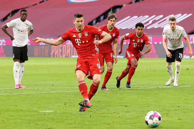 Bayern 6-0 MGladbach: Lewandowski lập hat-trick, Bayern thắng tưng bừng mừng chức vô địch - Ảnh 4.