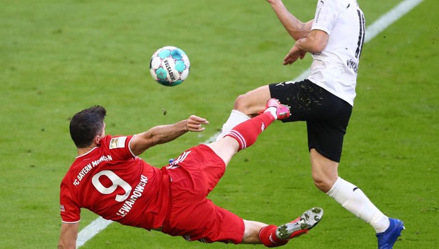 Bayern 6-0 MGladbach: Lewandowski lập hat-trick, Bayern thắng tưng bừng mừng chức vô địch - Ảnh 2.