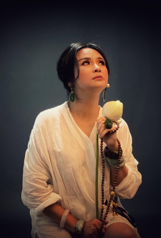 Diva Thanh Lam khoe hình xăm quyến rũ - Ảnh 2.