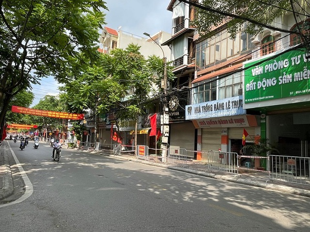 
A section of Ho Chi Minh Boulevard in Hai Duong city is quarantined due to several COVID-19 cases. (Photo: NDO/Quoc Vinh)
