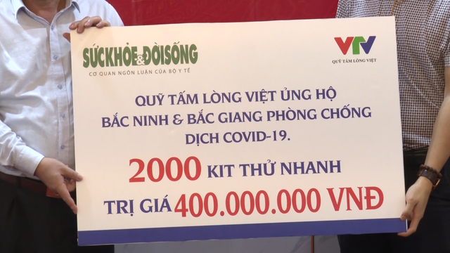 Trao tặng 2.000 kit xét nghiệm nhanh COVID-19 cho tỉnh Bắc Giang và Bắc Ninh - Ảnh 1.