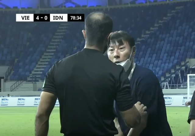 HLV Shin Tae Yong bị cấm chỉ đạo trận Indonesia gặp UAE - Ảnh 2.