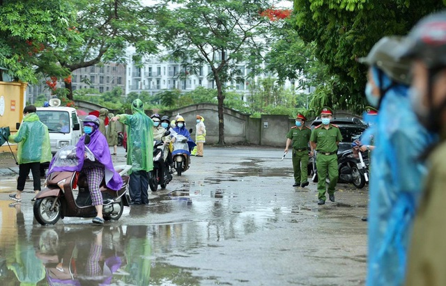 Sĩ tử Hà Nội đội mưa đến điểm thi trong ngày đầu kỳ thi vào lớp 10 - Ảnh 5.