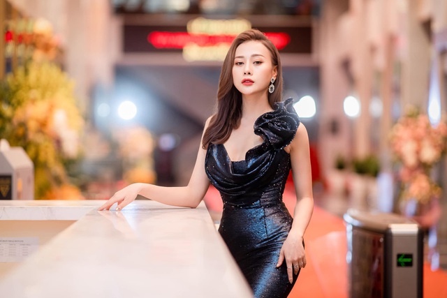 Diễn viên Việt tuần qua: Hồng Đăng khoe tóc xoăn tít, Hồng Diễm lộ vai trần cực xinh - Ảnh 2.