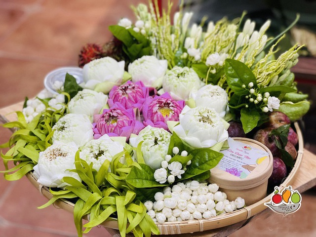 Mẹt hoa cúng Tết Đoan Ngọ: Mùa Tết Đoan Ngọ lại đến, chúng ta hãy cùng nhau tìm hiểu về truyền thống đặt mẹt hoa cúng để cầu tài lộc và mang lại may mắn cho gia đình. Những bó hoa đơn giản nhưng đậm chất Việt Nam nay đã được phát triển và đa dạng hóa với nhiều kiểu dáng và màu sắc đa dạng. Hãy cùng chiêm ngưỡng sự đẹp mắt của mẹt hoa cúng trong bộ sưu tập Tết Đoan Ngọ năm nay!