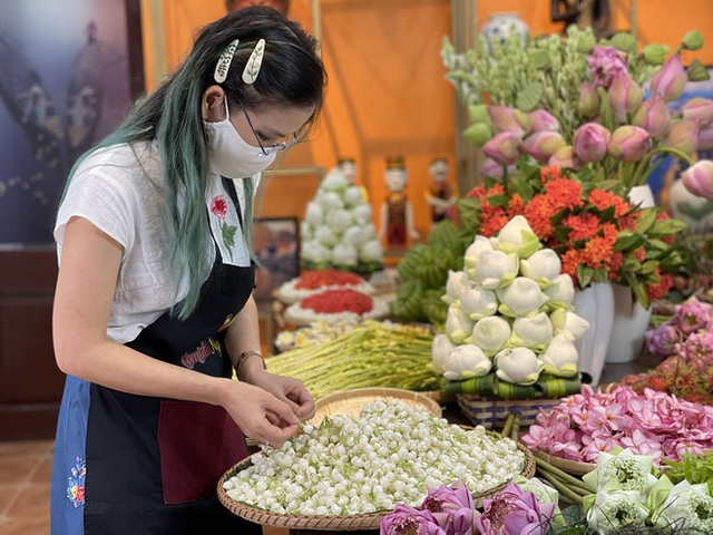 Dân Hà Nội hào phóng chi tiền triệu mua mẹt hoa cúng Tết Đoan Ngọ - Ảnh 2.