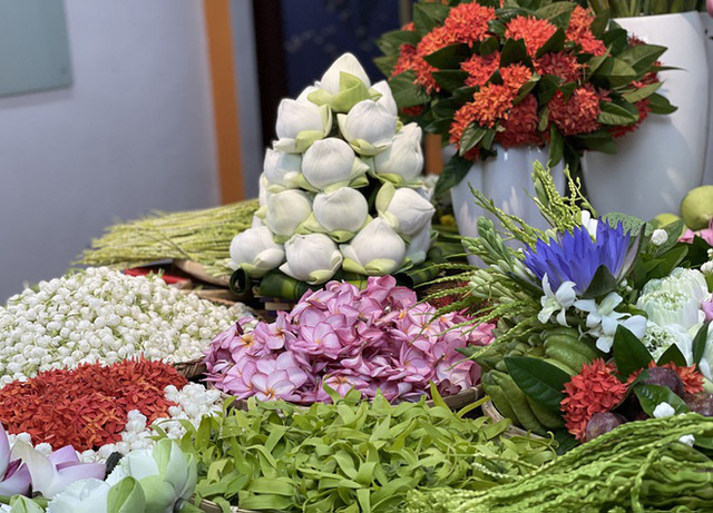 Dân Hà Nội hào phóng chi tiền triệu mua mẹt hoa cúng Tết Đoan Ngọ - Ảnh 4.