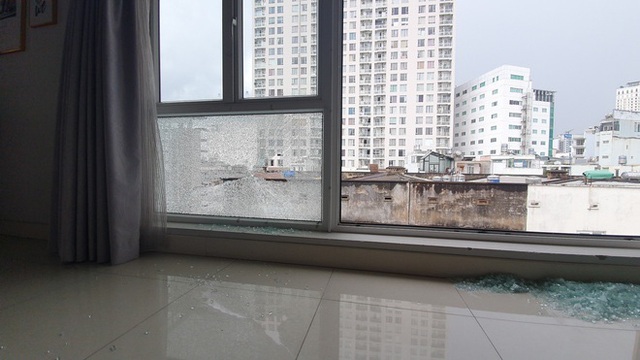 Một căn nhà liên tục bị bắn đạn bi vào cửa sổ - Ảnh 1.