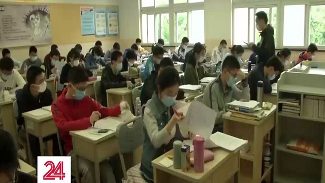 Trung Quốc cấm thí điểm dạy thêm trong kỳ nghỉ và hạn chế quảng cáo - Ảnh 1.
