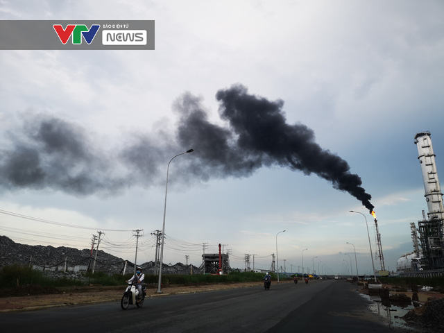 Dải khói đen dài hàng km trên bầu trời khiến người dân Vũng Tàu hoang mang - Ảnh 1.
