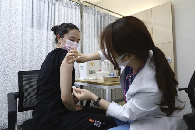 Hàn Quốc đưa ra nhiều ưu đãi để khuyến khích tiêm vaccine COVID-19 - Ảnh 1.