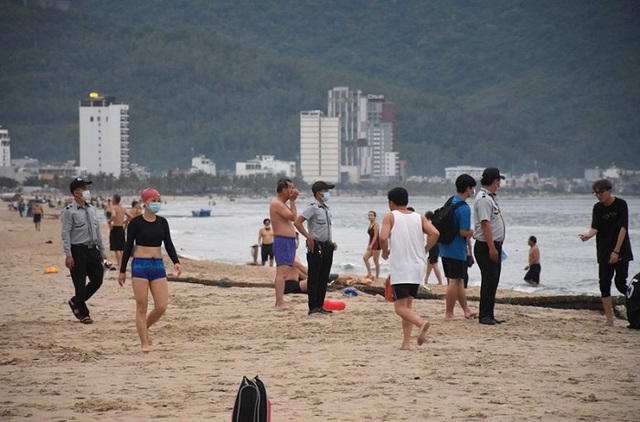 
Da Nang authorities have allowed the resumption of sea swimming from 4:30 am to no later than 7:30 am and from 4:30 pm to no later than 6:30 pm daily. (Photo: NDO/Anh Dao)
