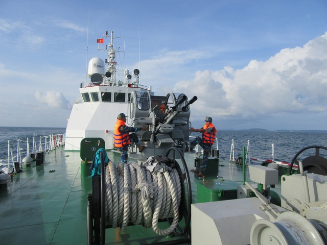 Cảnh sát biển tổ chức huấn luyện và bắn súng pháo trên biển - Ảnh 3.