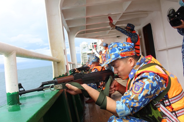 Cảnh sát biển tổ chức huấn luyện và bắn súng pháo trên biển - Ảnh 1.