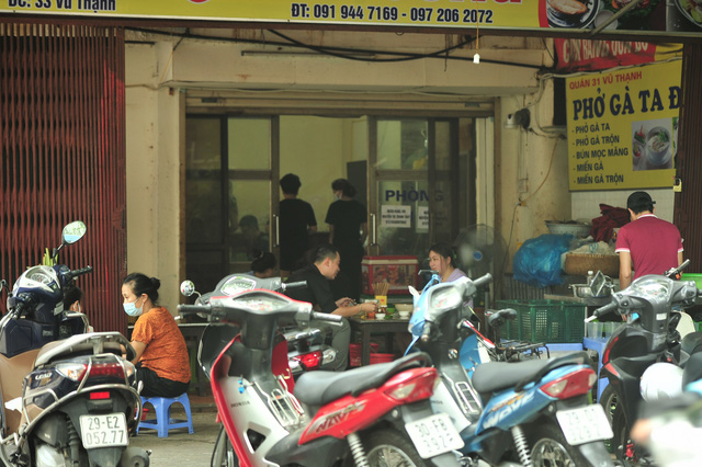 Hà Nội mở lại các cửa hàng ăn uống, nhiều người dân vẫn còn dè dặt - Ảnh 4.