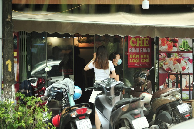 Hà Nội mở lại các cửa hàng ăn uống, nhiều người dân vẫn còn dè dặt - Ảnh 3.