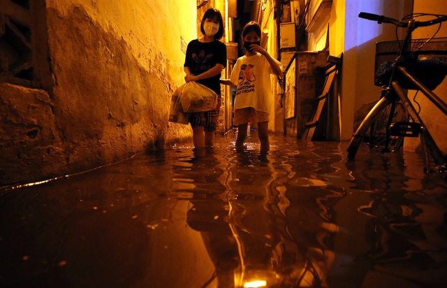Cơn mưa vàng giải nhiệt cho Thủ đô Hà Nội - Ảnh 11.