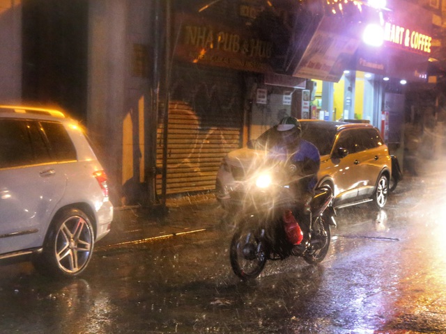 Cơn mưa vàng giải nhiệt cho Thủ đô Hà Nội - Ảnh 2.