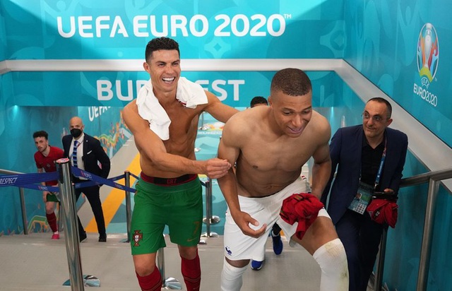 Ronaldo và Mbappe vui vẻ đổi áo cho nhau - Ảnh 1.