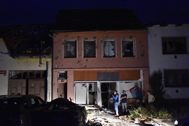 Lốc xoáy gây thiệt hại nặng nề tại Czech, hơn 200 người bị thương - Ảnh 2.