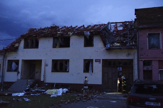 Lốc xoáy gây thiệt hại nặng nề tại Czech, hơn 200 người bị thương - Ảnh 1.