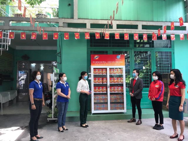 
Ovaltine’s Representative cooperated with the Womens Union of Binh Thanh District to deploy the Nutrition Cabinet for local people in the isolation area in Binh Thanh province.

