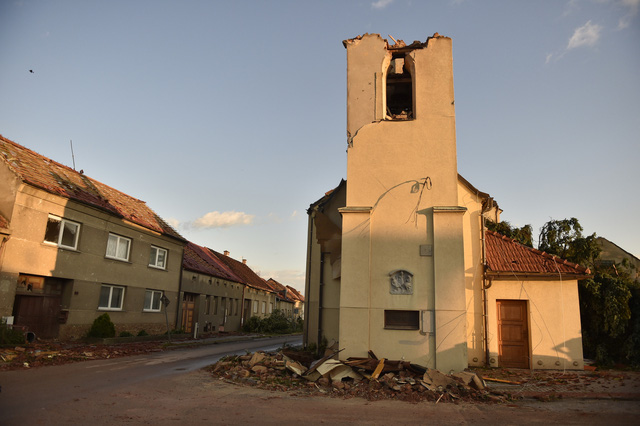 Bão lớn và lốc xoáy hoành hành tại CH Czech, ít nhất 3 người thiệt mạng - Ảnh 13.