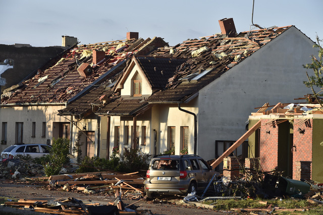 Bão lớn và lốc xoáy hoành hành tại CH Czech, ít nhất 3 người thiệt mạng - Ảnh 8.
