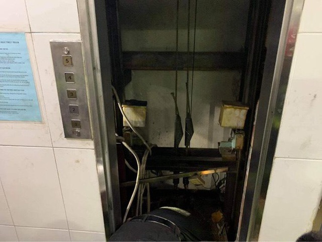 Hà Nội: Giải cứu nam thanh niên bị mắc kẹt đầu vào thang máy - Ảnh 1.