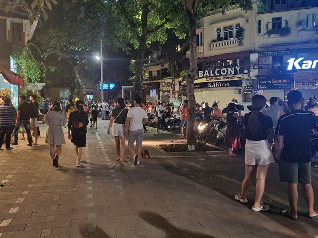 Nhiều hàng quán ở Hà Nội vẫn đông khách sau 21h - Ảnh 11.